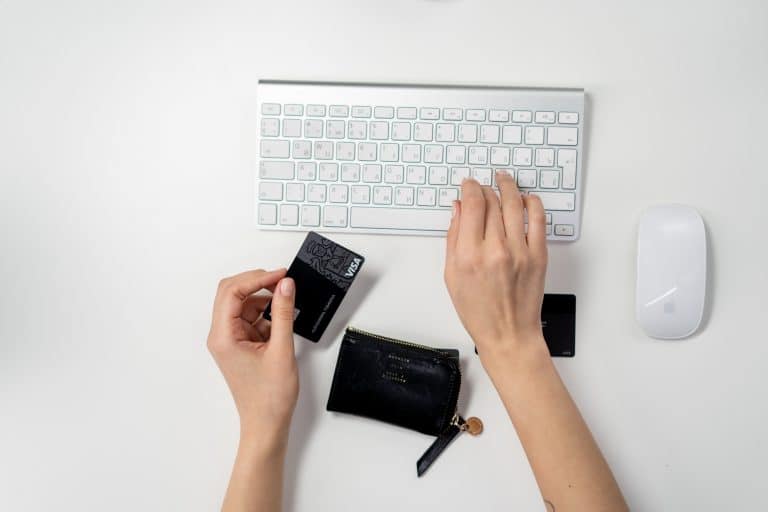 Panier moyen : Main sur un clavier avec une carte de crédit.